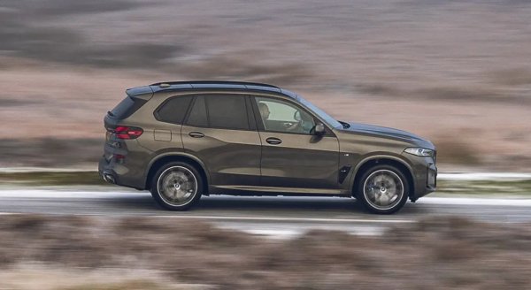 Най-добър за: дълъг пробег само с електричество

Плюсове: лукс, производителност, дълъг електрически пробег, първокласно качество

Недостатъци: много са малко

X5 е един от най-добрите луксозни SUV, които можете да закупите &ndash; и един от най-добрите хибридни семейни автомобили. xDrive 50e е базиран на мощен шестцилиндров бензинов двигател, така че не се чувства толкова задъхан, колкото много други PHEV, и ще измине заявените над 100 километра на електричество.

X5 е страхотен за шофиране &ndash; удобен, но задоволително пъргав за толкова голяма кола. Интериорът също е фантастичен и елегантен. X5 е брилянтен SUV &ndash; и това е отразено в цената.